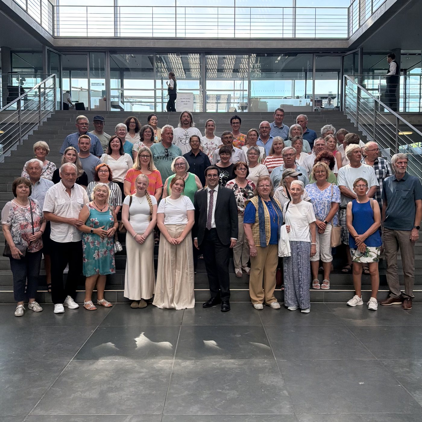 Dr. Konrad Körner mit einer Besuchergruppe im Deutschen Bundestag