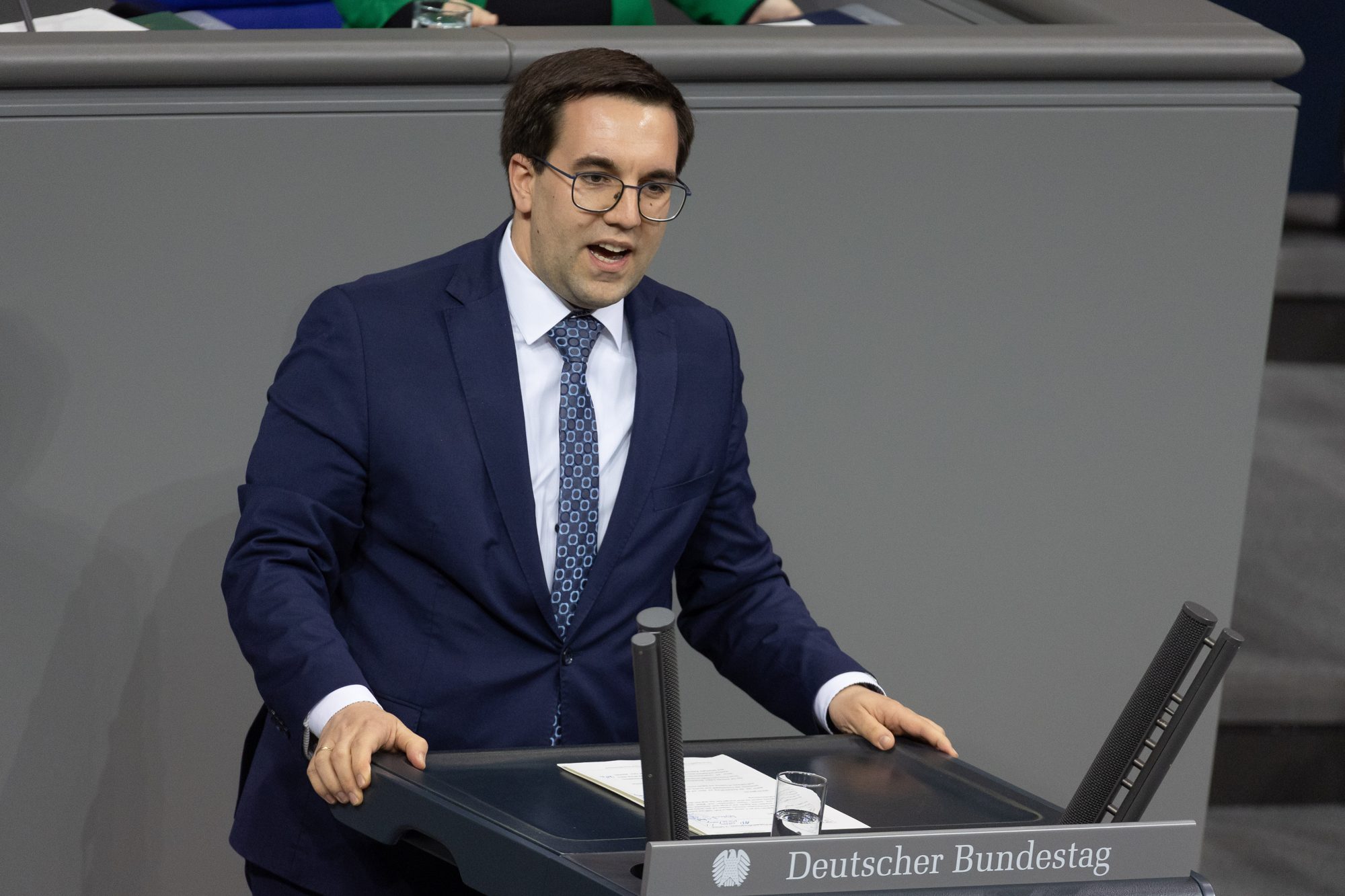 Dr. Konrad Körner spricht am Rednerpult im Plenarsaal des Deutschen Bundestages