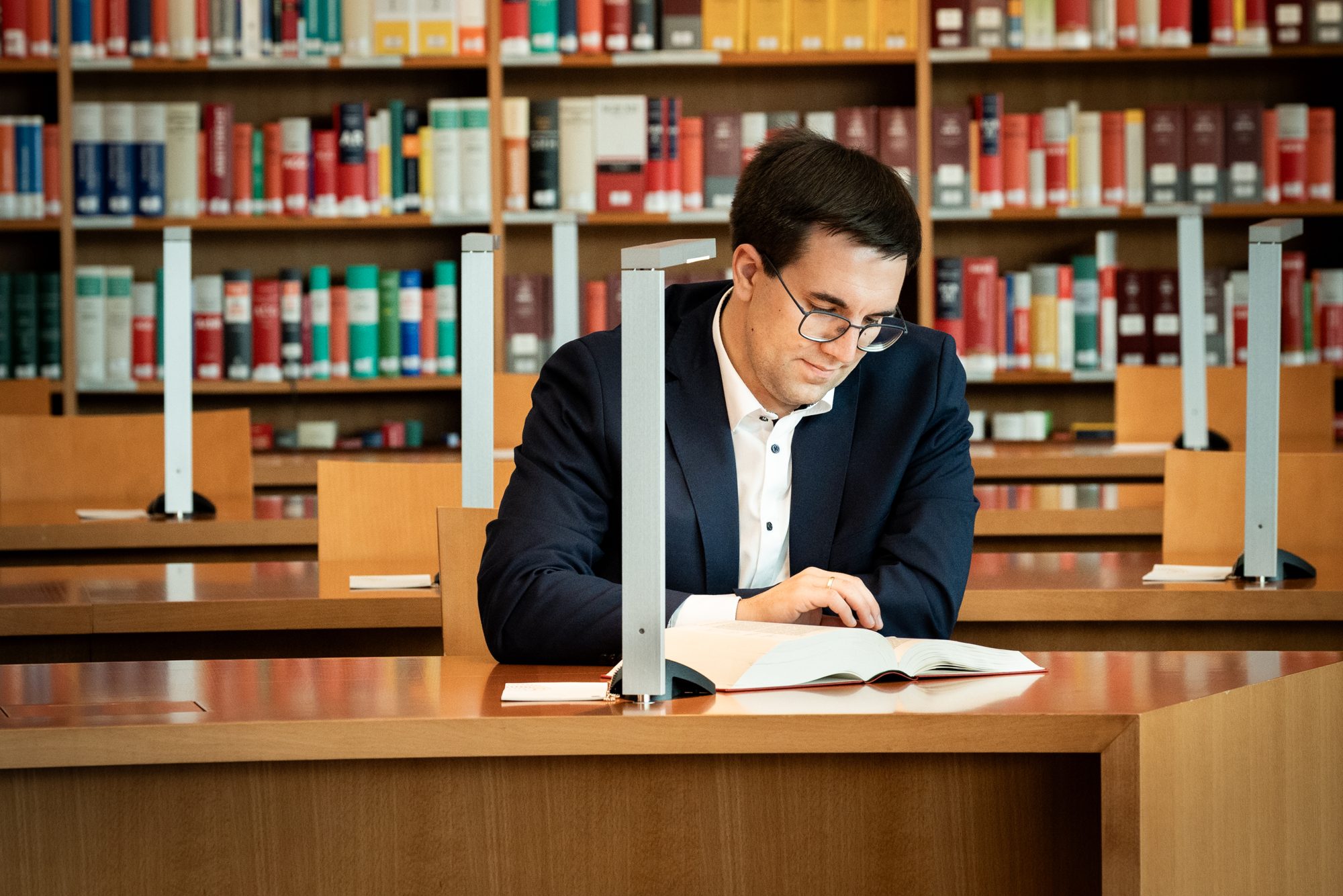 Dr. Konrad Körner arbeitet in einer juristischen Bibliothek